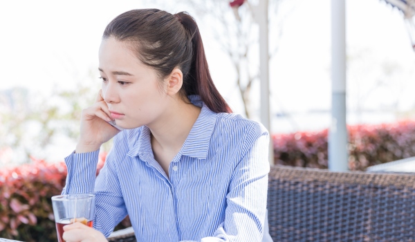 摄图网_500352907_咖啡馆女孩打电话情绪低落（企业商用）_副本